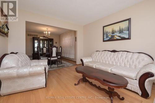 930 Wetherby Lane, Mississauga, ON - Indoor Photo Showing Living Room