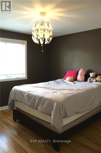 675 North Leaksdale Circle, London, ON - Indoor Photo Showing Bedroom