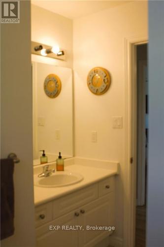 675 North Leaksdale Circle, London, ON - Indoor Photo Showing Bathroom