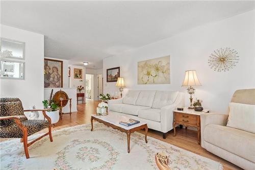 3918 Pleasantview Lane, Lincoln, ON - Indoor Photo Showing Living Room