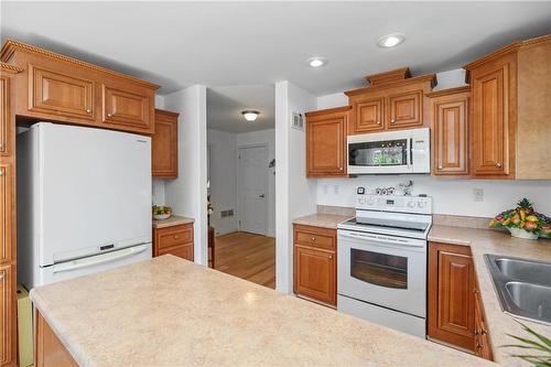 3918 Pleasantview Lane, Lincoln, ON - Indoor Photo Showing Kitchen With Double Sink