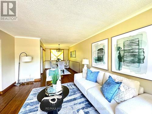 407 Becker Road, Richmond Hill, ON - Indoor Photo Showing Living Room