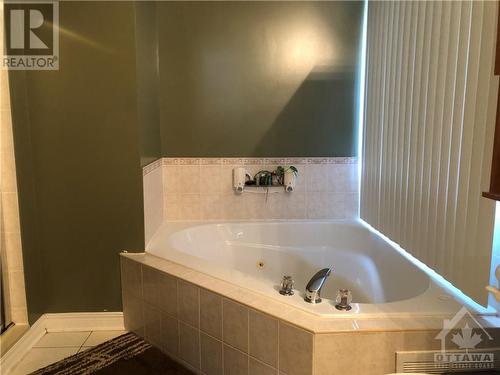 60 Brightside Avenue, Stittsville, ON - Indoor Photo Showing Bathroom