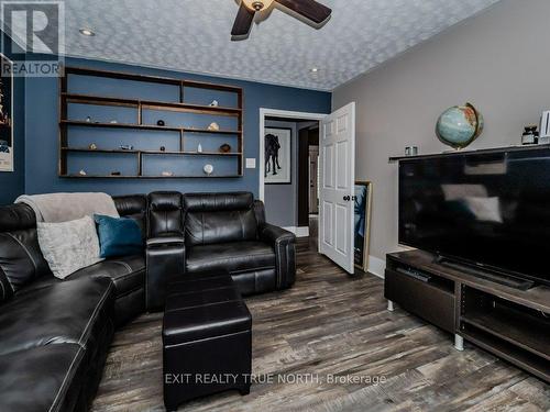 74 Taylor Road, Bracebridge, ON - Indoor Photo Showing Living Room