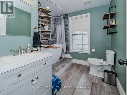 74 Taylor Road, Bracebridge, ON - Indoor Photo Showing Bathroom