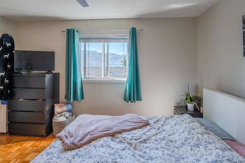 4123 Ponderosa Drive, Peachland, BC - Indoor Photo Showing Bedroom