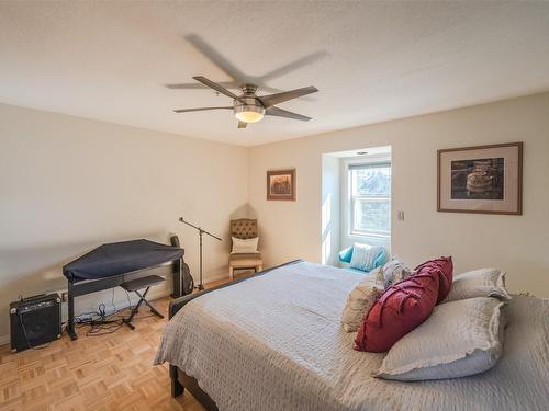 4123 Ponderosa Drive, Peachland, BC - Indoor Photo Showing Bedroom