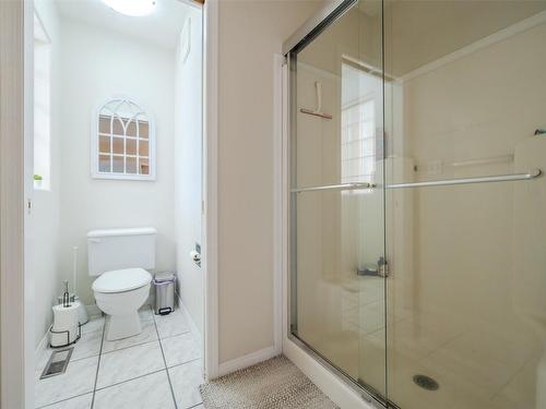 4123 Ponderosa Drive, Peachland, BC - Indoor Photo Showing Bathroom