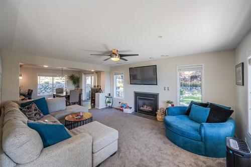 4123 Ponderosa Drive, Peachland, BC - Indoor Photo Showing Living Room