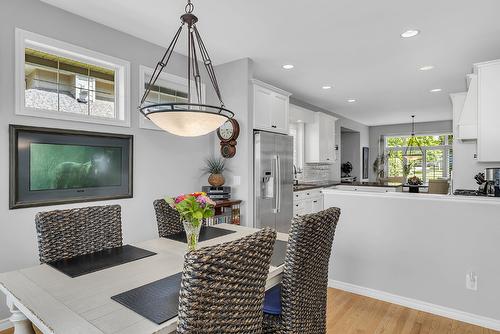 14-3800 Gallaghers Pinnacle Way, Kelowna, BC - Indoor Photo Showing Dining Room