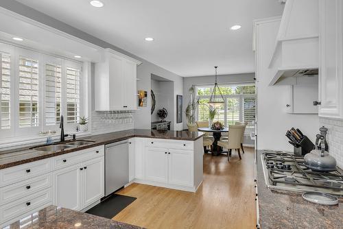 14-3800 Gallaghers Pinnacle Way, Kelowna, BC - Indoor Photo Showing Kitchen With Double Sink