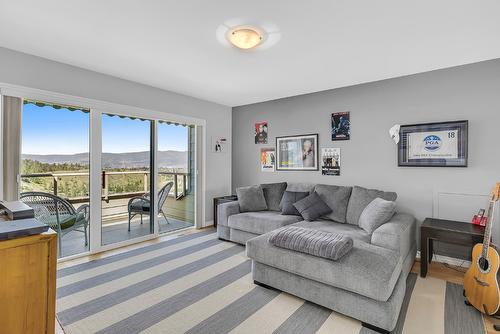 14-3800 Gallaghers Pinnacle Way, Kelowna, BC - Indoor Photo Showing Living Room