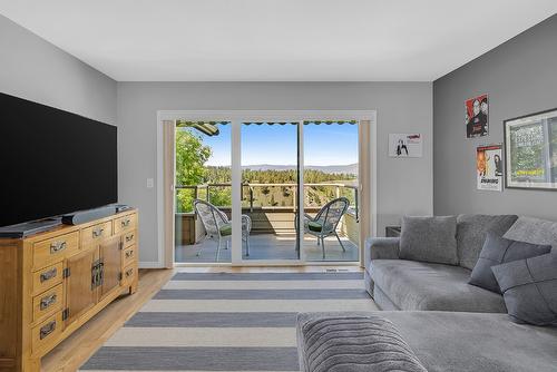 14-3800 Gallaghers Pinnacle Way, Kelowna, BC - Indoor Photo Showing Living Room