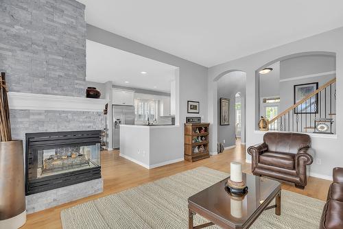 14-3800 Gallaghers Pinnacle Way, Kelowna, BC - Indoor Photo Showing Living Room With Fireplace