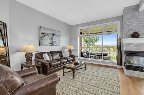 14-3800 Gallaghers Pinnacle Way, Kelowna, BC - Indoor Photo Showing Living Room With Fireplace