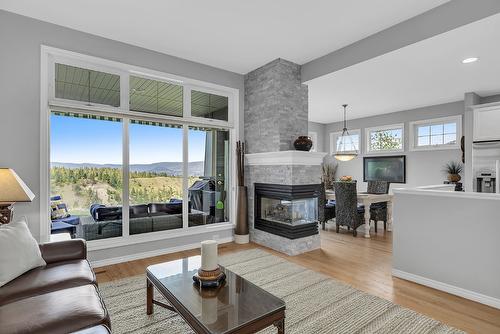 14-3800 Gallaghers Pinnacle Way, Kelowna, BC - Indoor Photo Showing Living Room With Fireplace