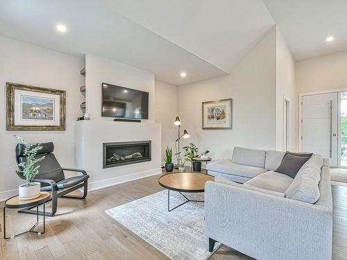 Salon - 41 Ch. De Tourtour, Morin-Heights, QC - Indoor Photo Showing Living Room With Fireplace