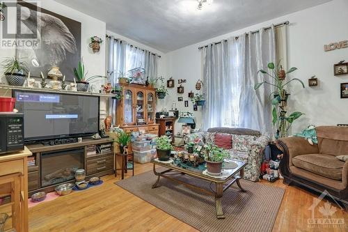 389 Edward Street S, Prescott, ON - Indoor Photo Showing Living Room