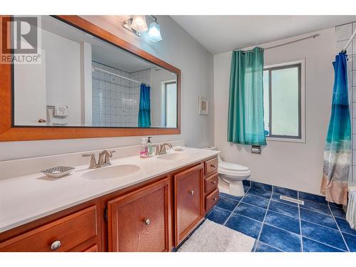 112 Lakehill Road, Kaleden, BC - Indoor Photo Showing Bathroom