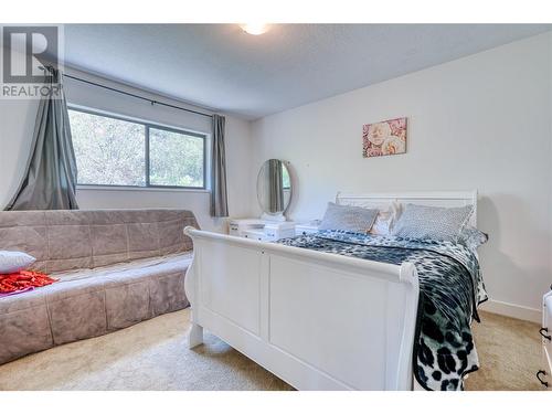 112 Lakehill Road, Kaleden, BC - Indoor Photo Showing Bedroom