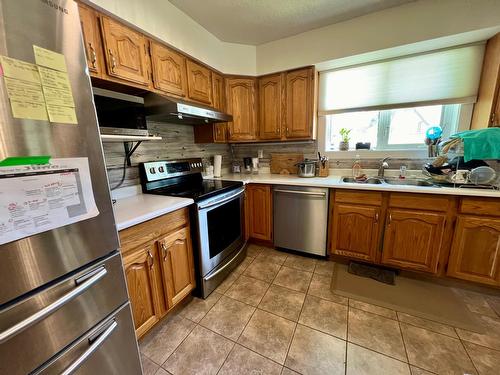 2520 9Th Avenue, Castlegar, BC - Indoor Photo Showing Kitchen With Double Sink