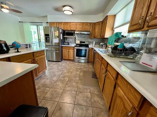 2520 9Th Avenue, Castlegar, BC - Indoor Photo Showing Kitchen