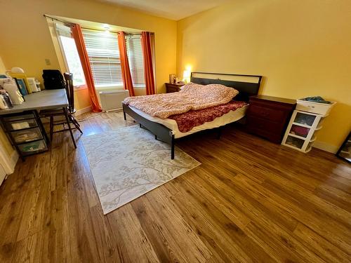 2520 9Th Avenue, Castlegar, BC - Indoor Photo Showing Bedroom