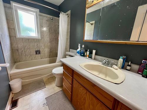 2520 9Th Avenue, Castlegar, BC - Indoor Photo Showing Bathroom