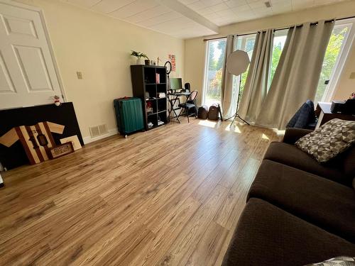 2520 9Th Avenue, Castlegar, BC - Indoor Photo Showing Living Room