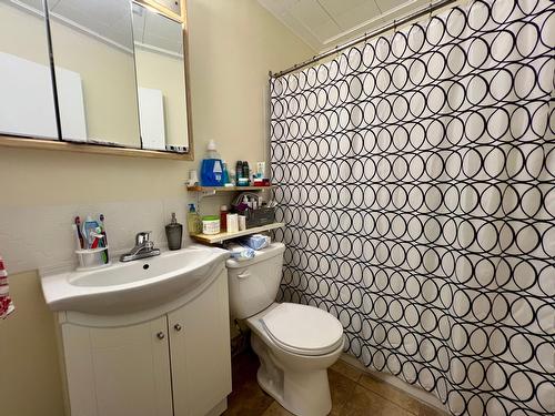 2520 9Th Avenue, Castlegar, BC - Indoor Photo Showing Bathroom