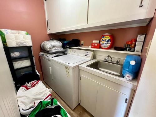 2520 9Th Avenue, Castlegar, BC - Indoor Photo Showing Laundry Room