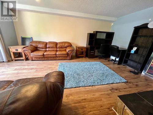 2520 9Th Avenue, Castlegar, BC - Indoor Photo Showing Living Room