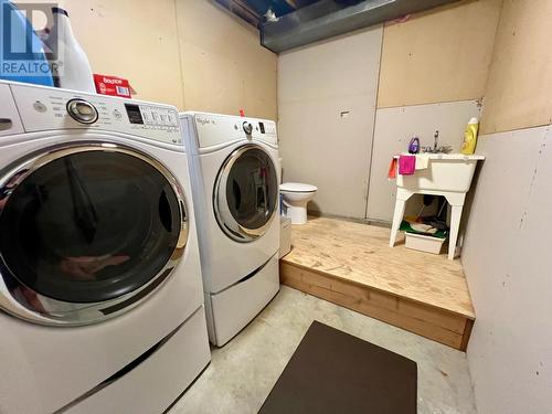 2520 9Th Avenue, Castlegar, BC - Indoor Photo Showing Laundry Room