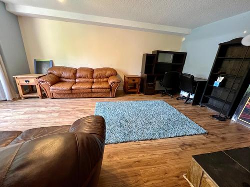 2520 9Th Avenue, Castlegar, BC - Indoor Photo Showing Living Room