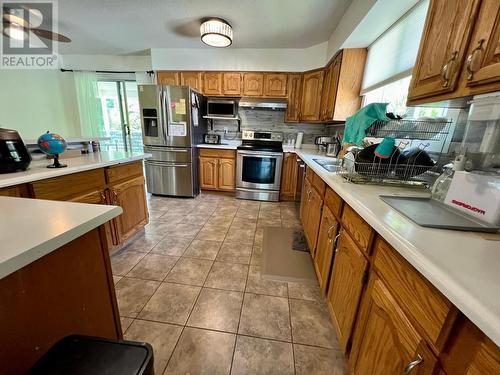 2520 9Th Avenue, Castlegar, BC - Indoor Photo Showing Kitchen