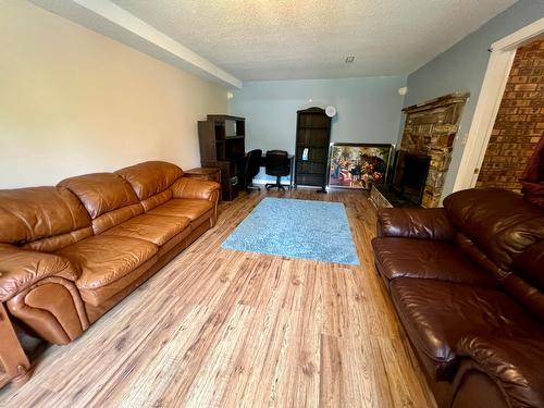 2520 9Th Avenue, Castlegar, BC - Indoor Photo Showing Living Room