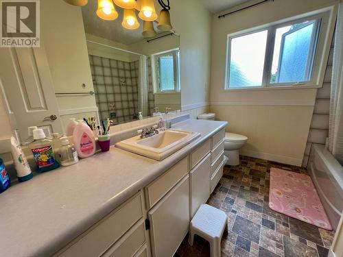 2520 9Th Avenue, Castlegar, BC - Indoor Photo Showing Bathroom