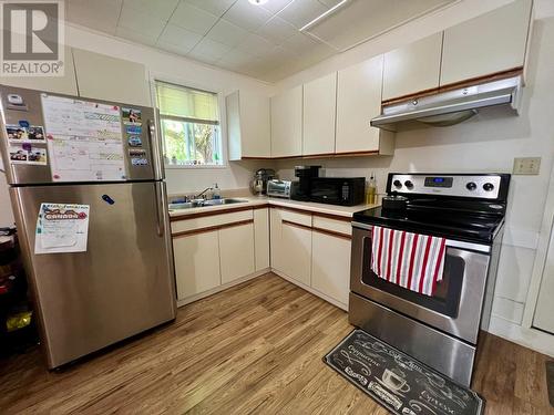 2520 9Th Avenue, Castlegar, BC - Indoor Photo Showing Kitchen With Double Sink