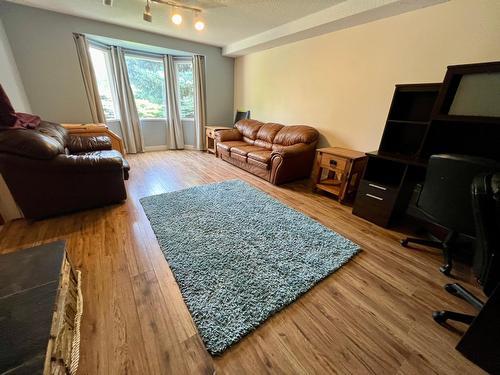 2520 9Th Avenue, Castlegar, BC - Indoor Photo Showing Living Room