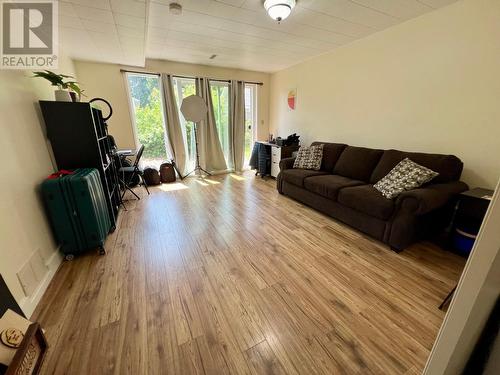 2520 9Th Avenue, Castlegar, BC - Indoor Photo Showing Living Room