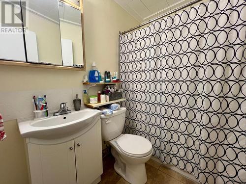 2520 9Th Avenue, Castlegar, BC - Indoor Photo Showing Bathroom