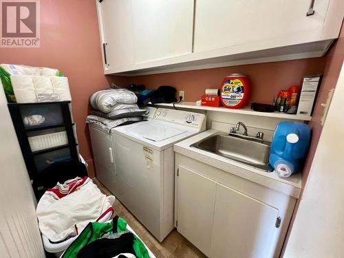 2520 9Th Avenue, Castlegar, BC - Indoor Photo Showing Laundry Room