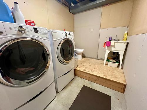 2520 9Th Avenue, Castlegar, BC - Indoor Photo Showing Laundry Room