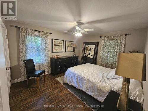 4014 Grapehill Avenue E, Burlington, ON - Indoor Photo Showing Bedroom