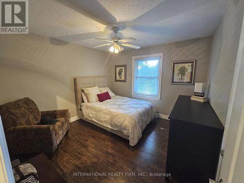 4014 Grapehill Avenue E, Burlington, ON - Indoor Photo Showing Bedroom