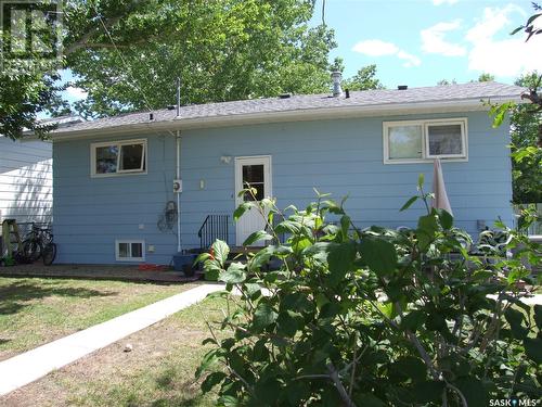 114 3Rd Street E, Leader, SK - Outdoor