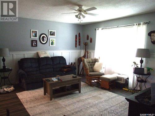 114 3Rd Street E, Leader, SK - Indoor Photo Showing Living Room