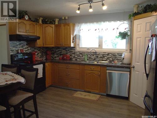 114 3Rd Street E, Leader, SK - Indoor Photo Showing Kitchen