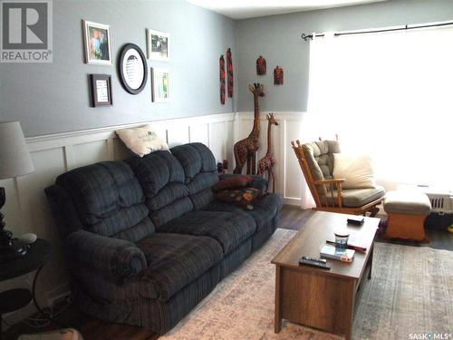 114 3Rd Street E, Leader, SK - Indoor Photo Showing Living Room