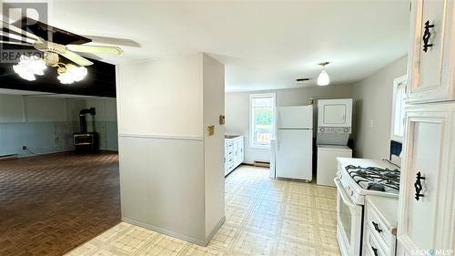 209 1St Street E, Dinsmore, SK - Indoor Photo Showing Kitchen